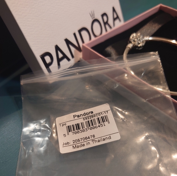 Pandora Moments Sparkling Snowflake Clasp Bangle NWT, NIB, SOLD-OUT ONLINE - Picture 4 of 6